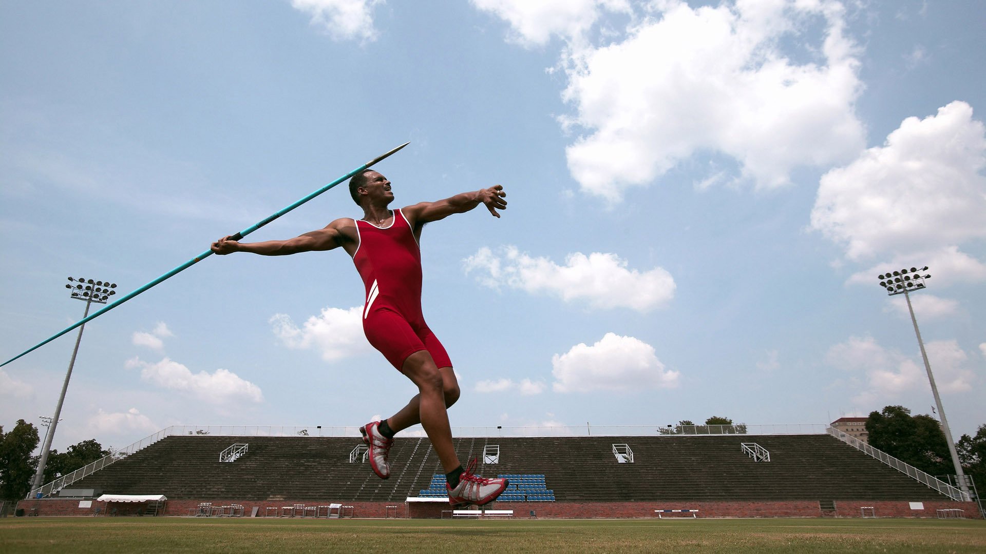 欧冠决赛：姆巴佩伤退成转折点 曼城下半场连入两球